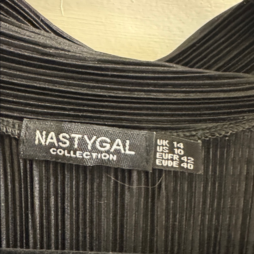 Button up top - Picture 2 of 4